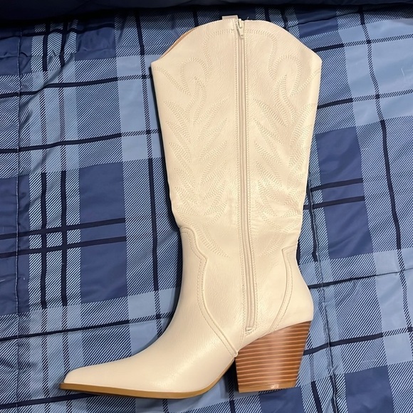 White Western-Style zip up Women's Boots - Picture 6 of 7